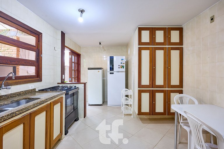 Linda Casa com Piscina no Condomínio Pedra Verde