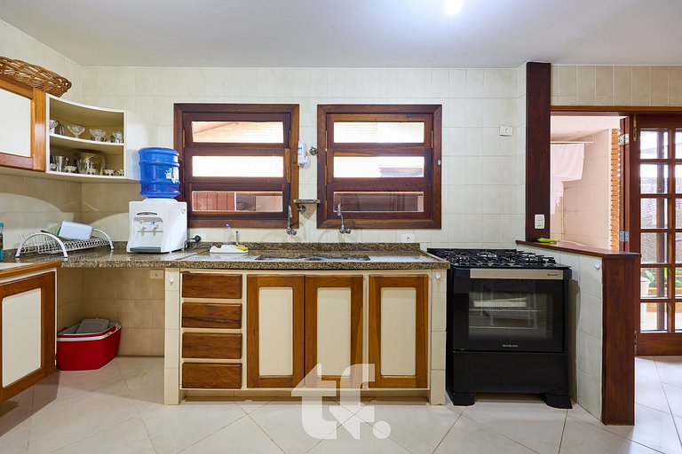 Linda Casa com Piscina no Condomínio Pedra Verde