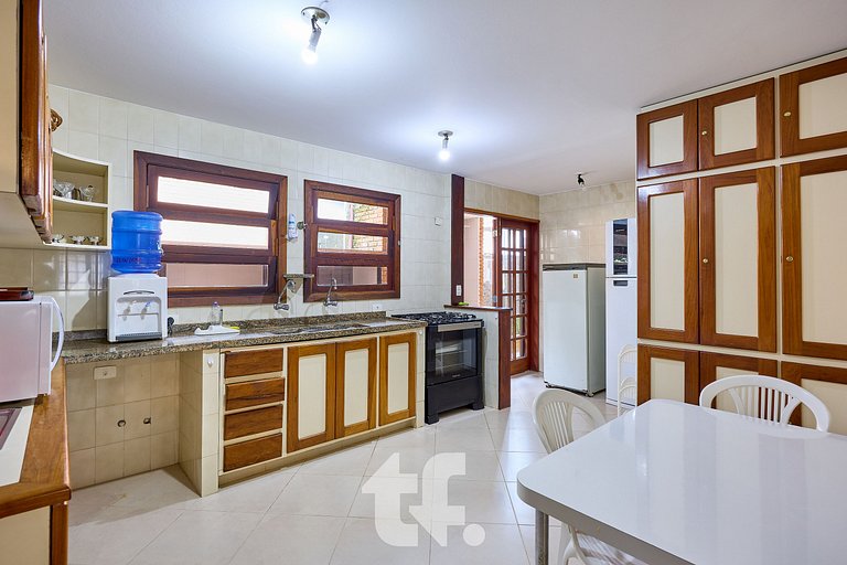 Linda Casa com Piscina no Condomínio Pedra Verde