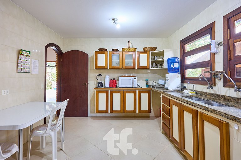 Linda Casa com Piscina no Condomínio Pedra Verde