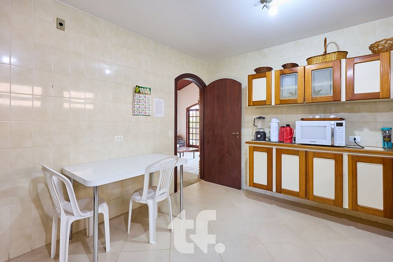 Linda Casa com Piscina no Condomínio Pedra Verde