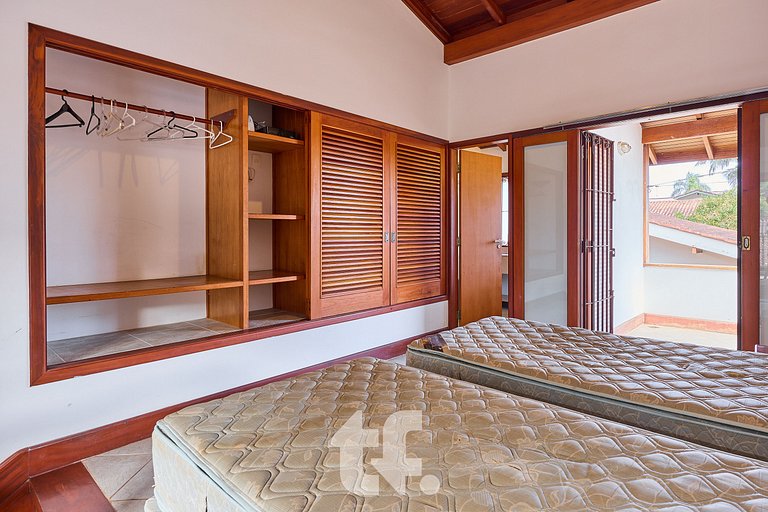 Linda Casa com Piscina no Condomínio Pedra Verde