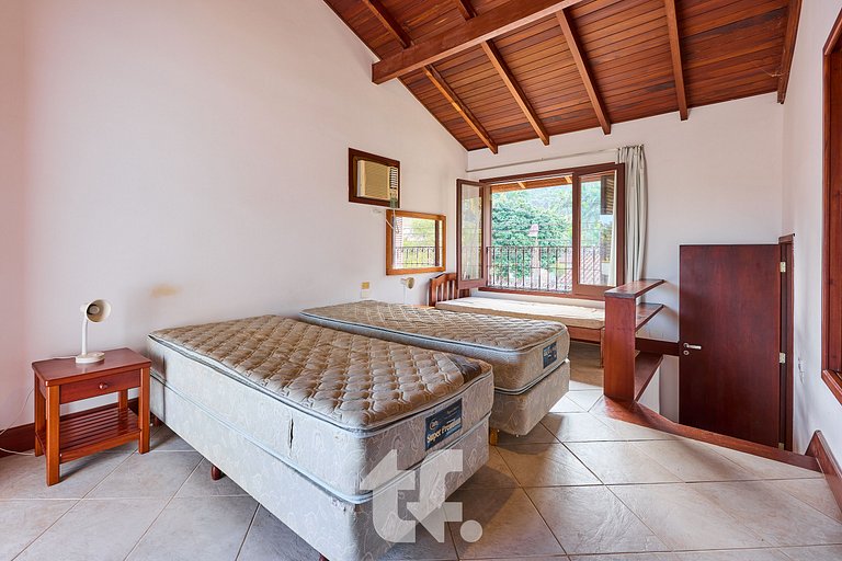Linda Casa com Piscina no Condomínio Pedra Verde