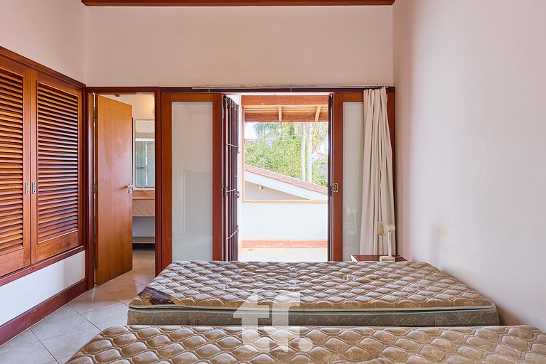 Linda Casa com Piscina no Condomínio Pedra Verde