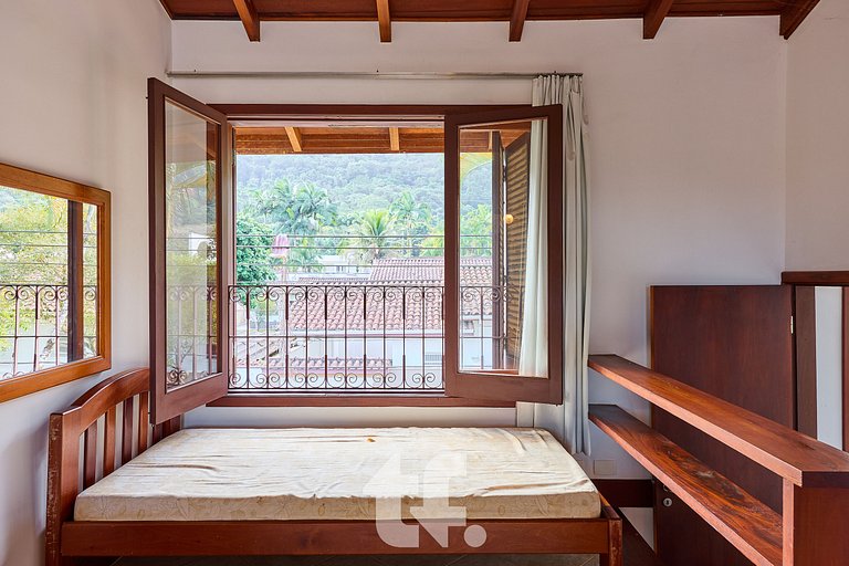 Linda Casa com Piscina no Condomínio Pedra Verde