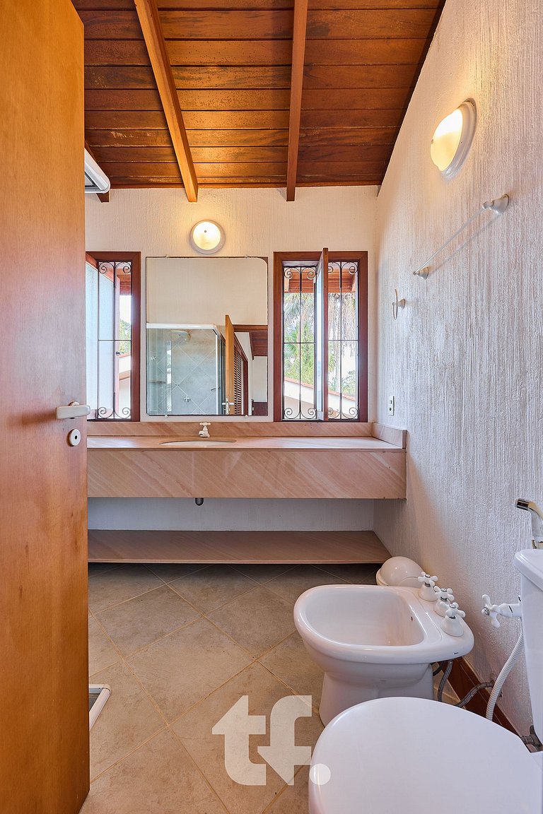 Linda Casa com Piscina no Condomínio Pedra Verde