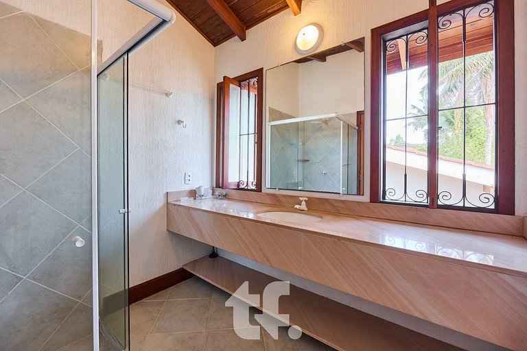 Linda Casa com Piscina no Condomínio Pedra Verde
