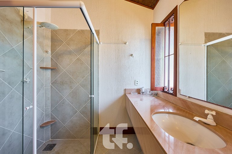 Linda Casa com Piscina no Condomínio Pedra Verde