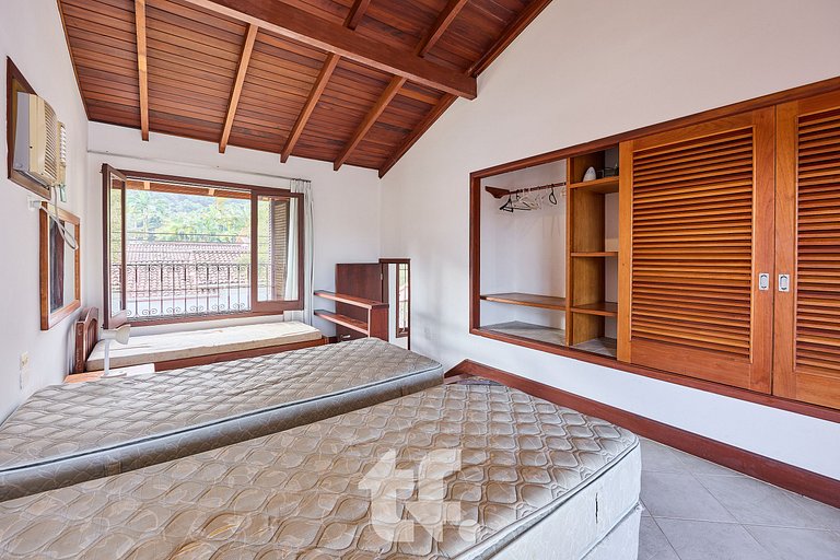 Linda Casa com Piscina no Condomínio Pedra Verde