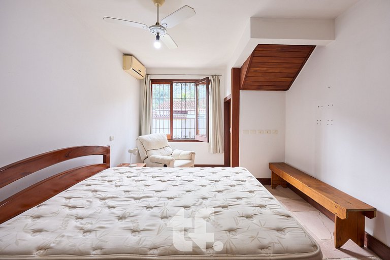 Linda Casa com Piscina no Condomínio Pedra Verde