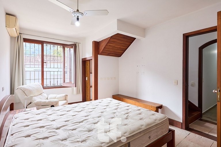 Linda Casa com Piscina no Condomínio Pedra Verde