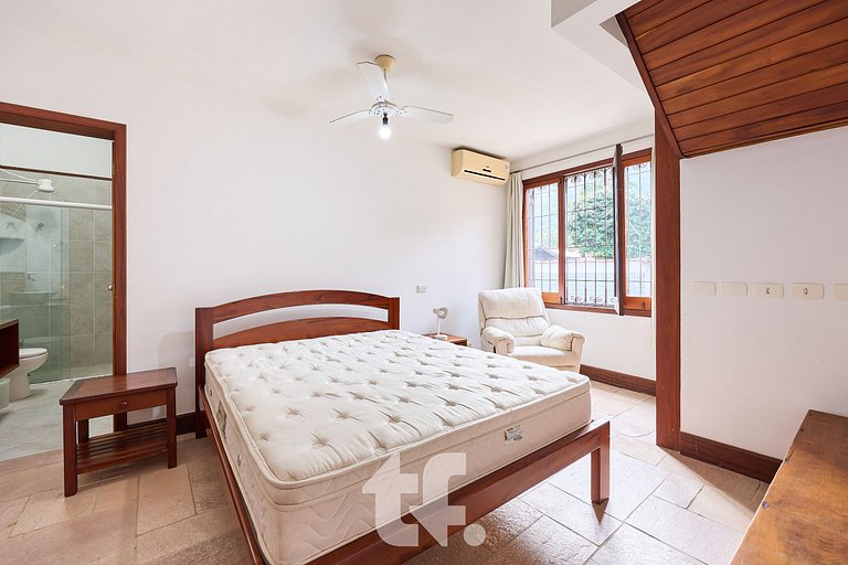 Linda Casa com Piscina no Condomínio Pedra Verde