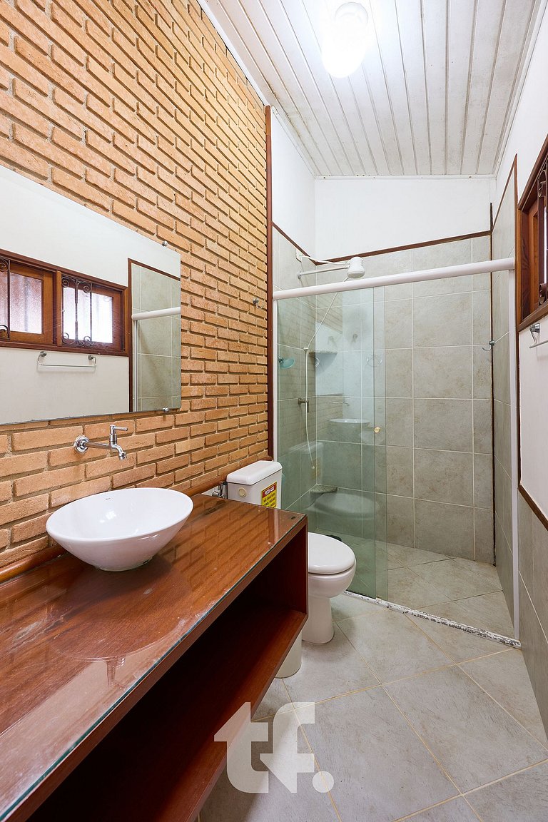 Linda Casa com Piscina no Condomínio Pedra Verde
