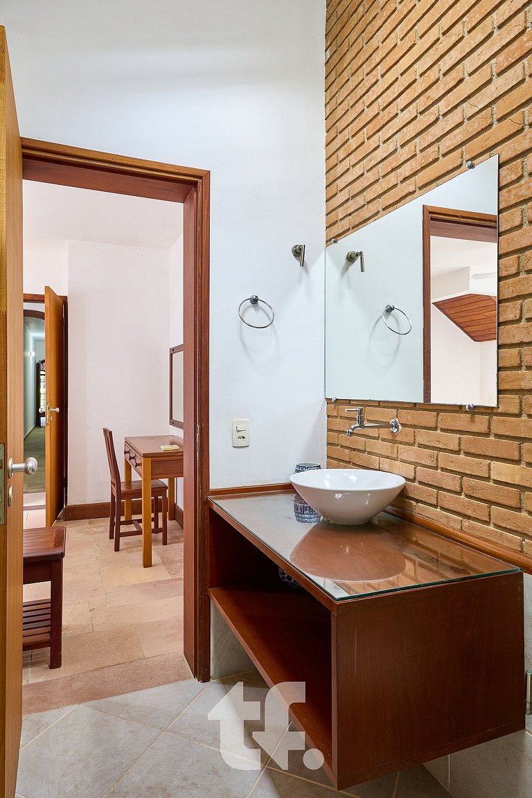 Linda Casa com Piscina no Condomínio Pedra Verde