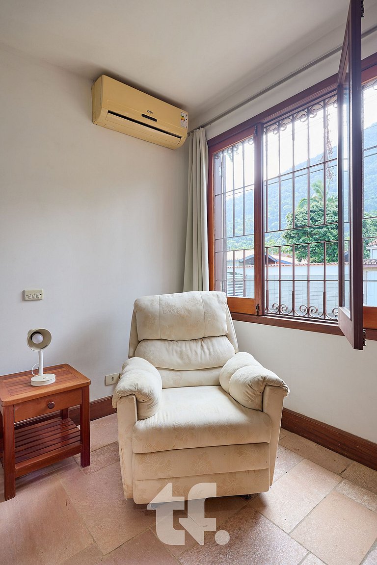 Linda Casa com Piscina no Condomínio Pedra Verde