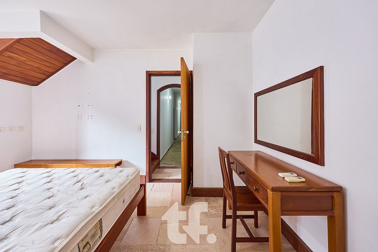 Linda Casa com Piscina no Condomínio Pedra Verde