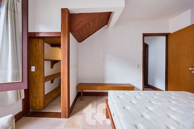 Linda Casa com Piscina no Condomínio Pedra Verde