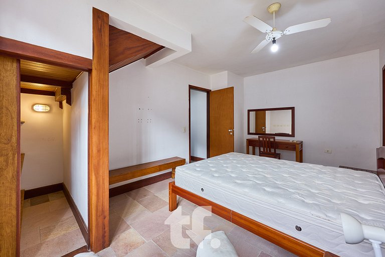 Linda Casa com Piscina no Condomínio Pedra Verde