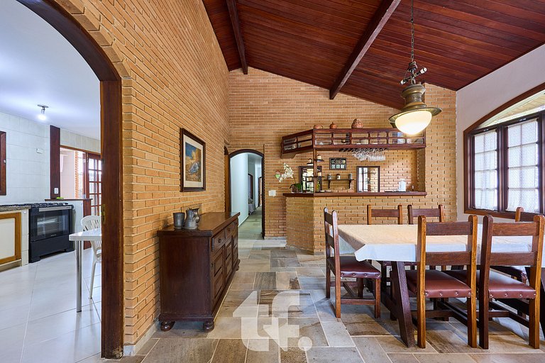Linda Casa com Piscina no Condomínio Pedra Verde