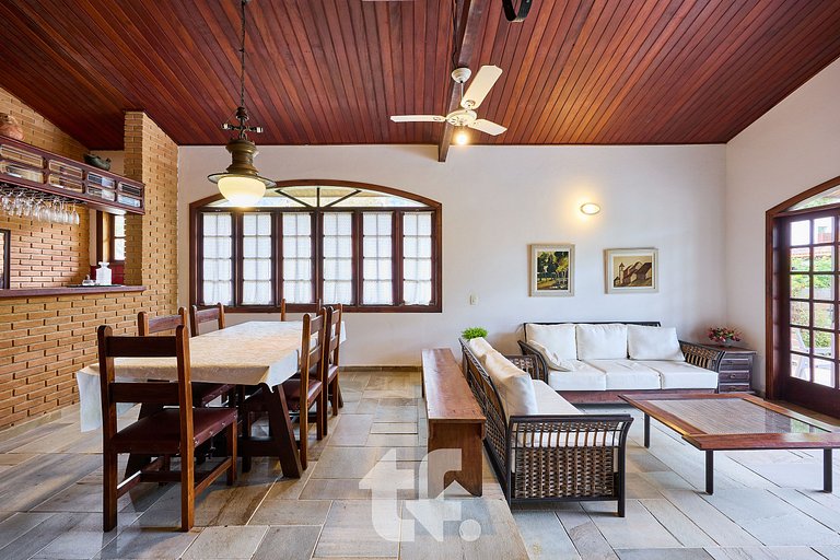 Linda Casa com Piscina no Condomínio Pedra Verde