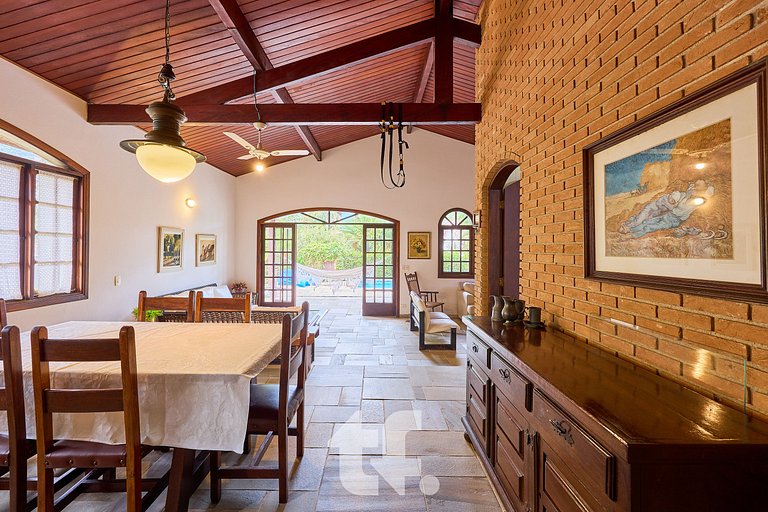 Linda Casa com Piscina no Condomínio Pedra Verde