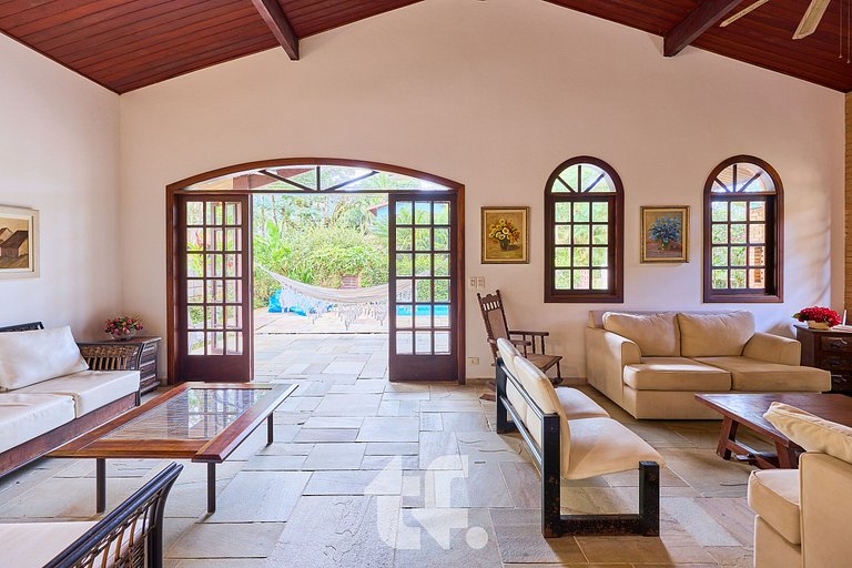 Linda Casa com Piscina no Condomínio Pedra Verde