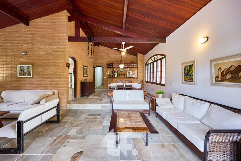 Linda Casa com Piscina no Condomínio Pedra Verde