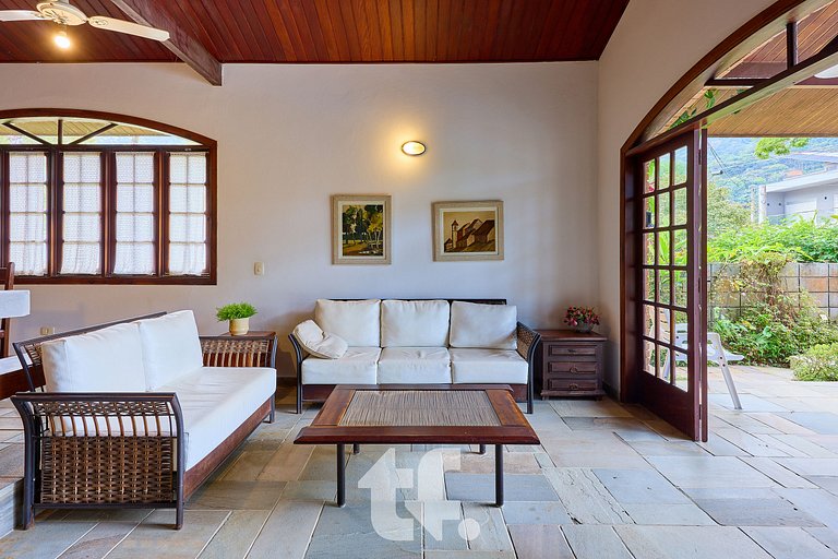 Linda Casa com Piscina no Condomínio Pedra Verde