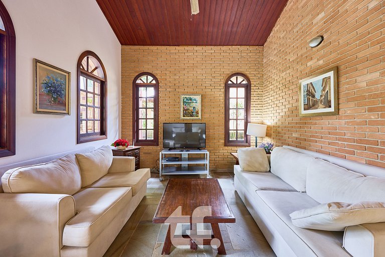 Linda Casa com Piscina no Condomínio Pedra Verde