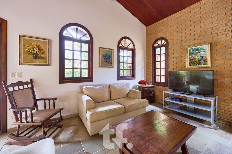 Linda Casa com Piscina no Condomínio Pedra Verde