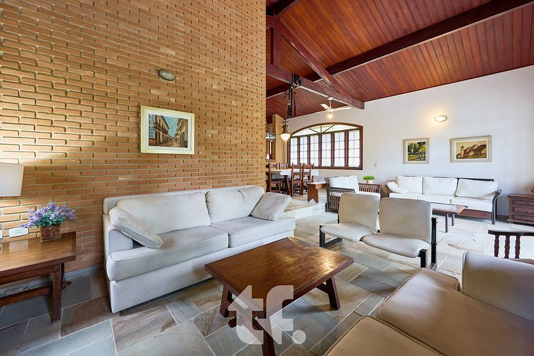 Linda Casa com Piscina no Condomínio Pedra Verde