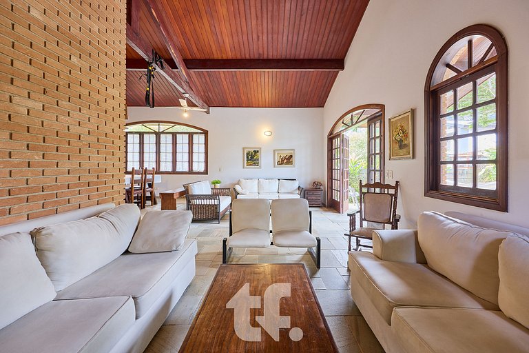 Linda Casa com Piscina no Condomínio Pedra Verde