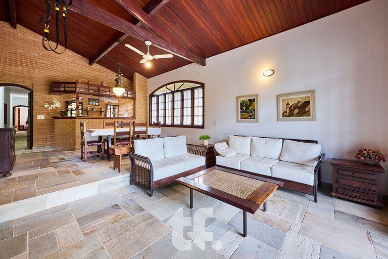 Linda Casa com Piscina no Condomínio Pedra Verde