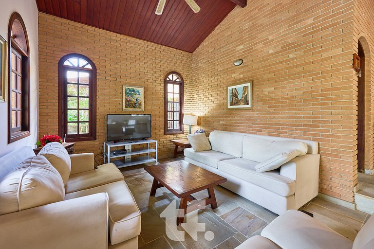 Linda Casa com Piscina no Condomínio Pedra Verde