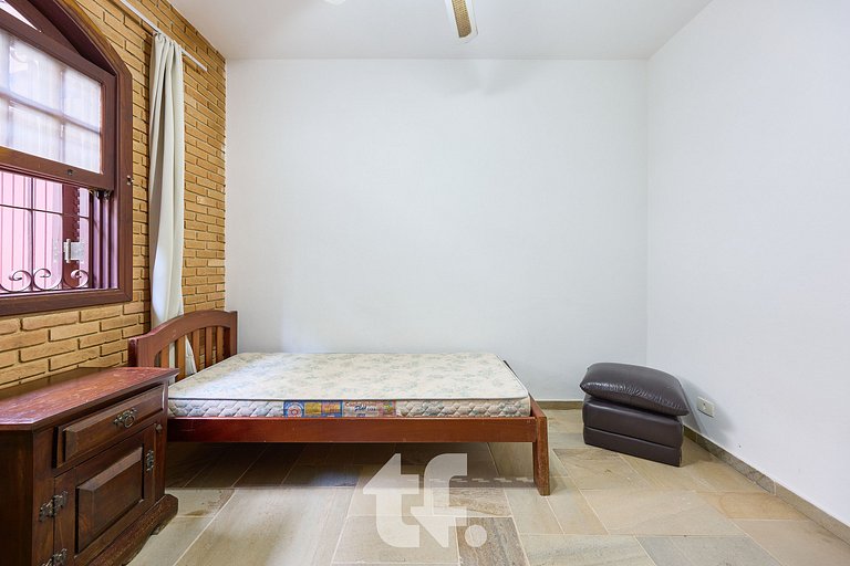 Linda Casa com Piscina no Condomínio Pedra Verde