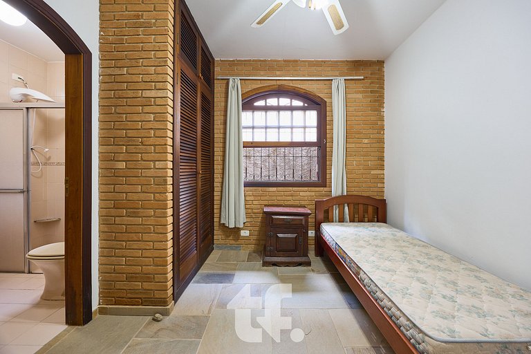 Linda Casa com Piscina no Condomínio Pedra Verde