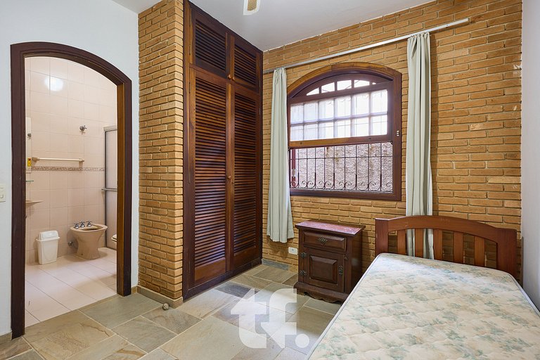 Linda Casa com Piscina no Condomínio Pedra Verde