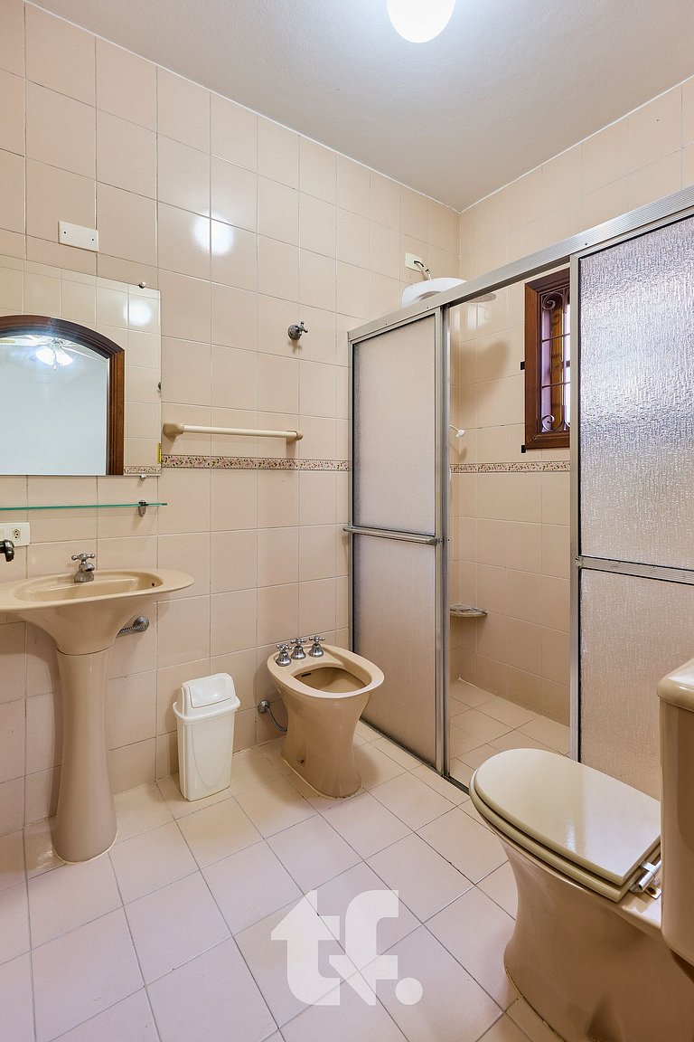 Linda Casa com Piscina no Condomínio Pedra Verde