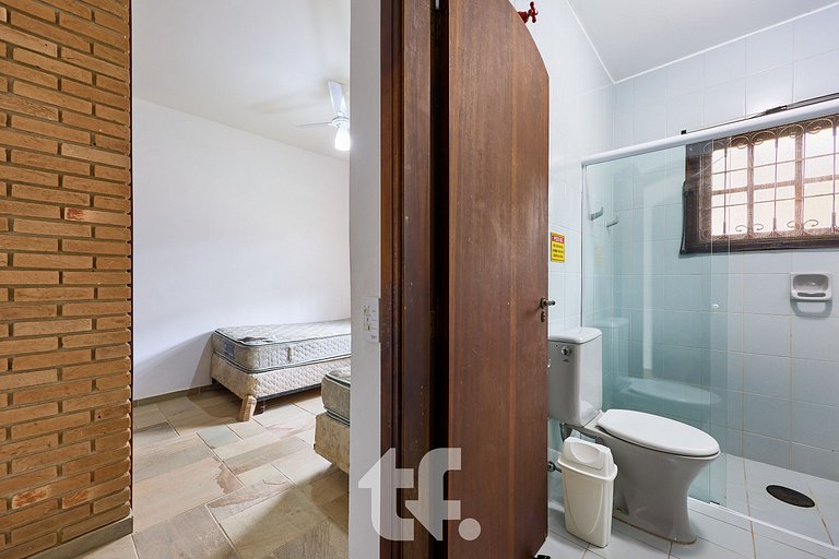 Linda Casa com Piscina no Condomínio Pedra Verde