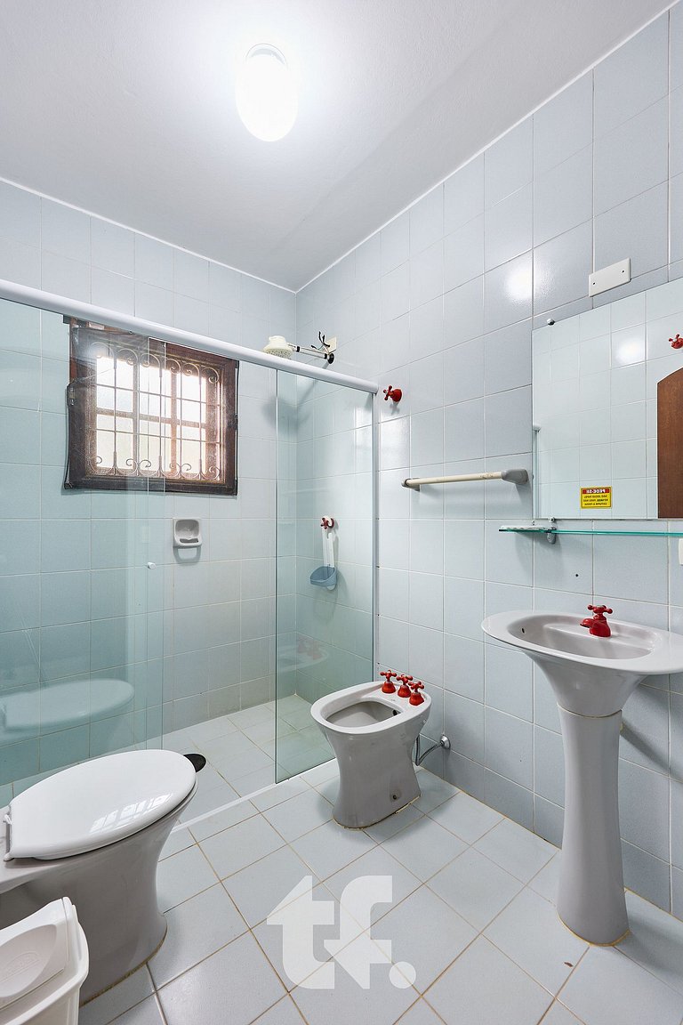 Linda Casa com Piscina no Condomínio Pedra Verde