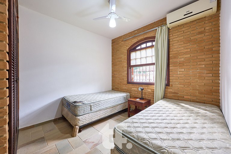 Linda Casa com Piscina no Condomínio Pedra Verde