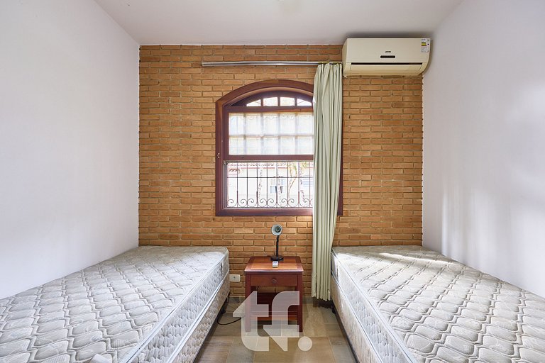 Linda Casa com Piscina no Condomínio Pedra Verde
