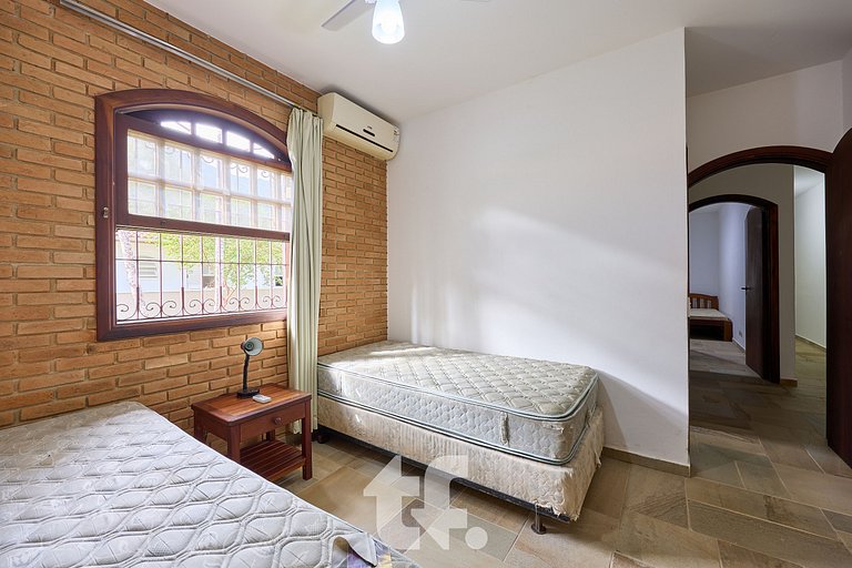 Linda Casa com Piscina no Condomínio Pedra Verde