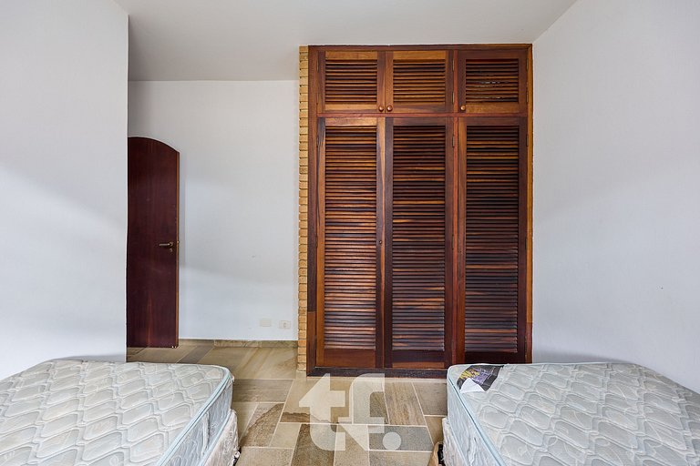 Linda Casa com Piscina no Condomínio Pedra Verde