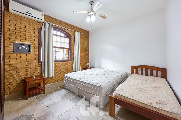 Linda Casa com Piscina no Condomínio Pedra Verde