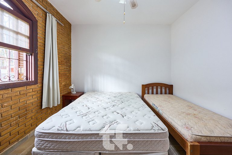 Linda Casa com Piscina no Condomínio Pedra Verde