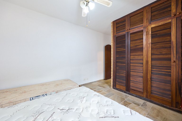 Linda Casa com Piscina no Condomínio Pedra Verde
