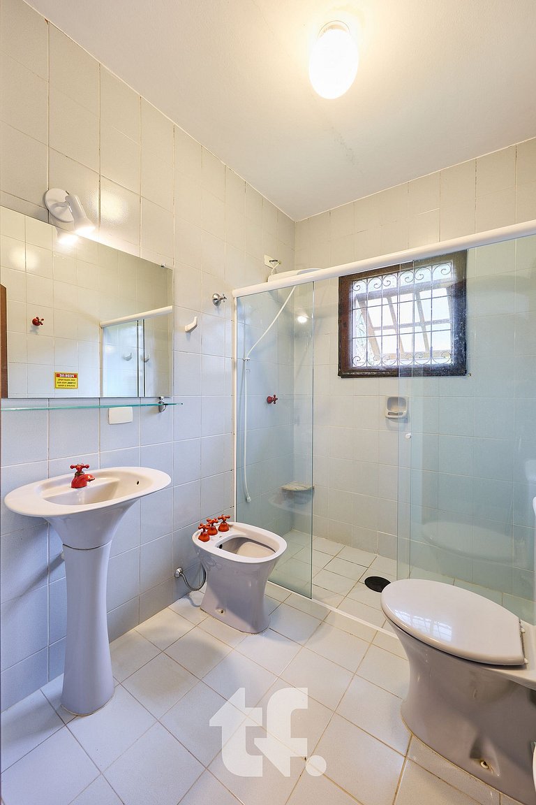 Linda Casa com Piscina no Condomínio Pedra Verde