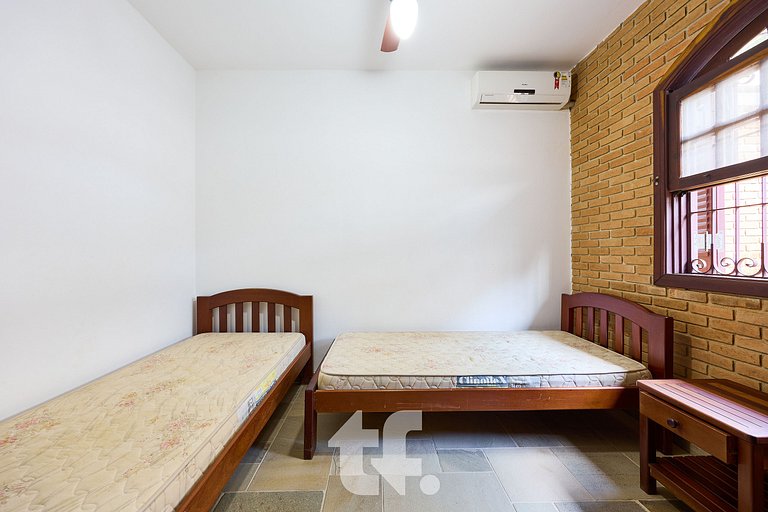 Linda Casa com Piscina no Condomínio Pedra Verde