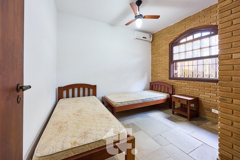 Linda Casa com Piscina no Condomínio Pedra Verde